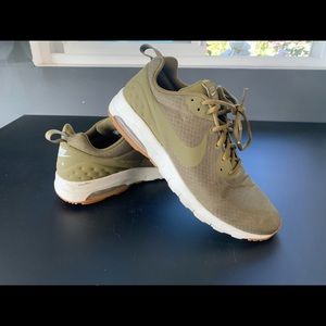 Men’s 10.5 Olive green Nike air